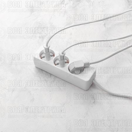 Удлинитель 3 гнезда 5м 3х0.75кв.мм с/з бел. PROCONNECT 13-4210