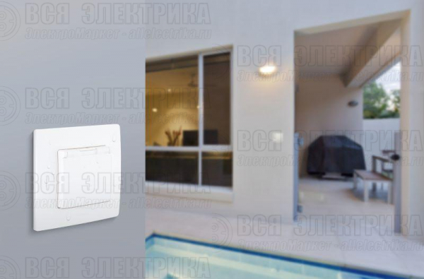 Розетка 1-м Etika 16А IP44 250В с заземл. защ. шторки с крышкой безвинтов. зажимы бел. Leg 672226